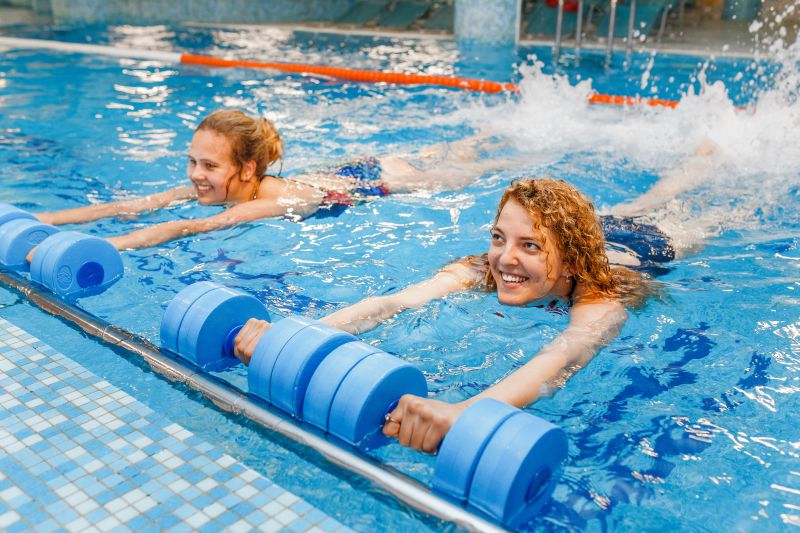Trening fizyczny i rehabilitacja na basenie - dlaczego warto wykonywać ćwiczenia w wodzie