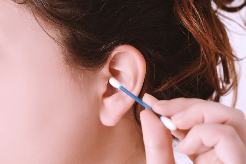 Czy trzeba usuwać woskowinę z uszu?