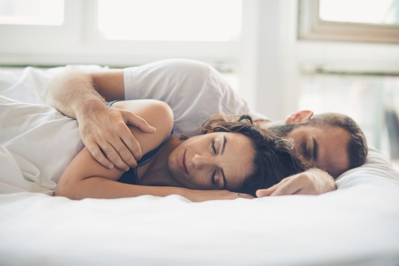 5 powodów, dla których warto spać nago