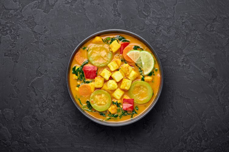 Przepis na wegańskie żółte curry z tofu i warzywami z kuchni tajskiej