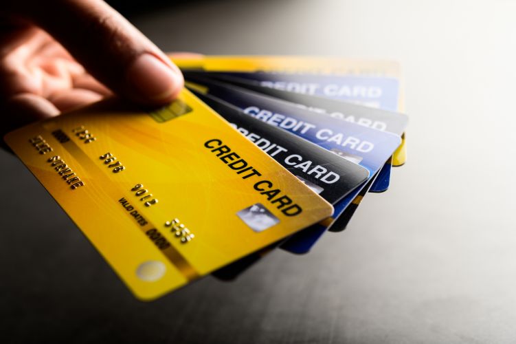 Czym różni się kartą kredytową od płatniczej
